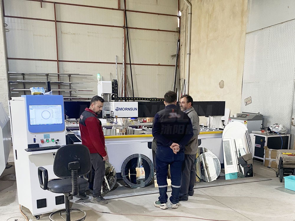 Treinamento mais recente em máquinas de jateamento a laser na Turquia.